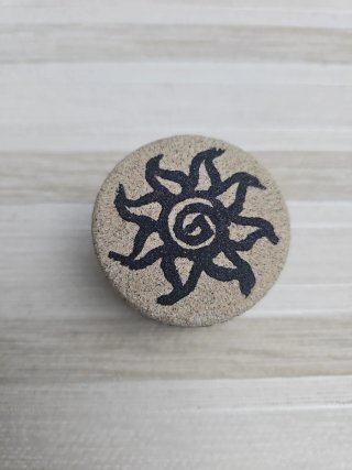 Cajita redonda con diseño de sol