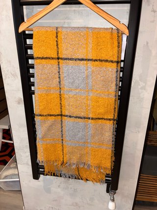 Foulard de cuadros amarillo y gris