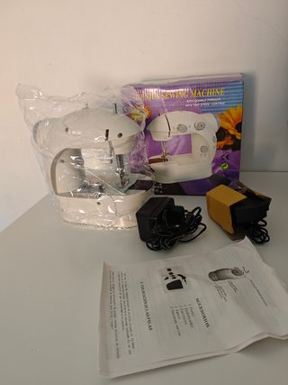 Maquina de coser pequeña blanca nueva