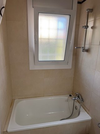 Bañera de cerámica blanca