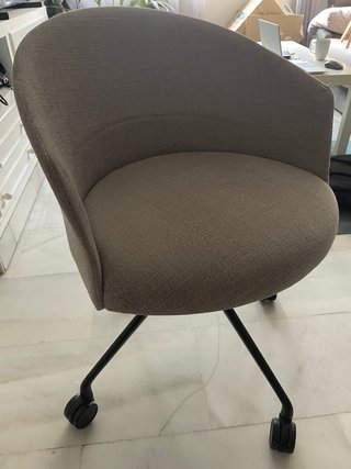 Silla con ruedas tapizada gris
