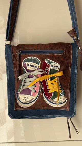 Borsa a tracolla vintage con sneakers 3D
