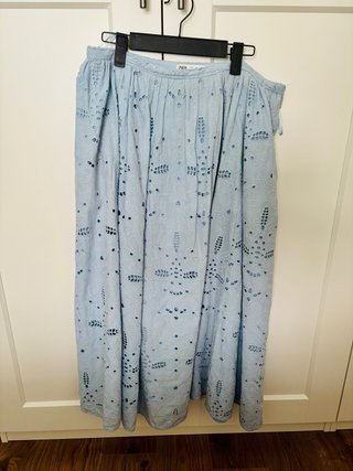 Falda midi azul con bordados Zara