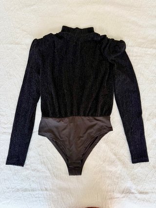 Body Brillante Negro con Hombreras