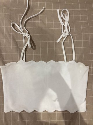 Top Blanco con Bordes Ondulados