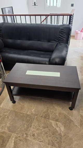 Mesa de centro elevable negra con ruedas