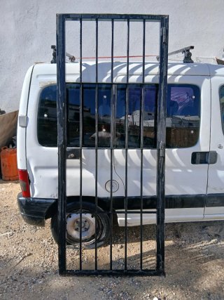 Cancela de metal con llave