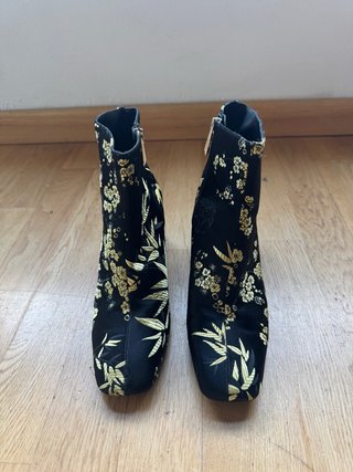 Botines Negros con Estampado Dorado
