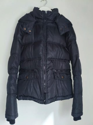 Cazadora Zara acolchada negra y relleno de plumas