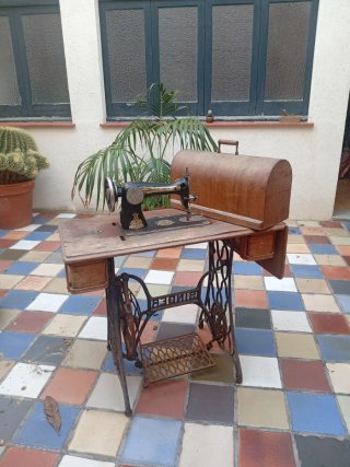 Máquina de coser Singer con mueble