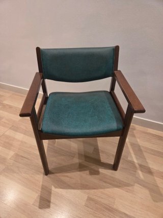 Silla de madera verde obscuro