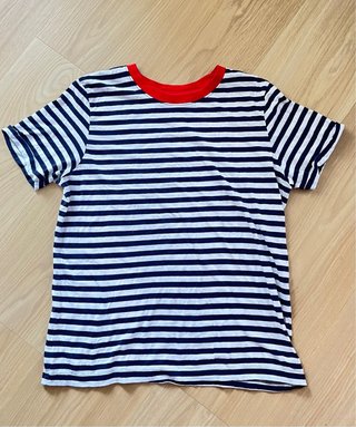 Camiseta de rayas azul y blanca
