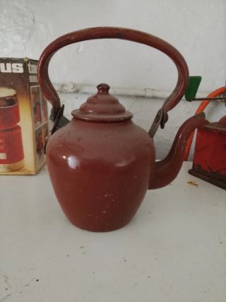 Jarra lechera de metal marrón