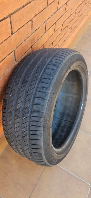 Rueda de coche Michelin. 245/45R18