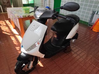 Piaggio Zip Scooter Blanco y Negro