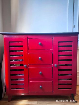 Cómoda de madera roja