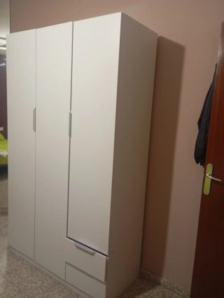 Armario tres puertas,las medidas son qproximadas.