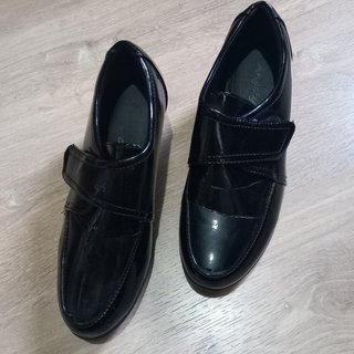 Zapatos de charol negro