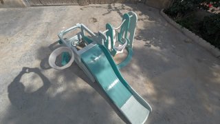 Centro de Juegos infantil con tobogán y columpio