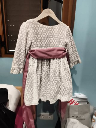 Vestido de niña con flores y lazo