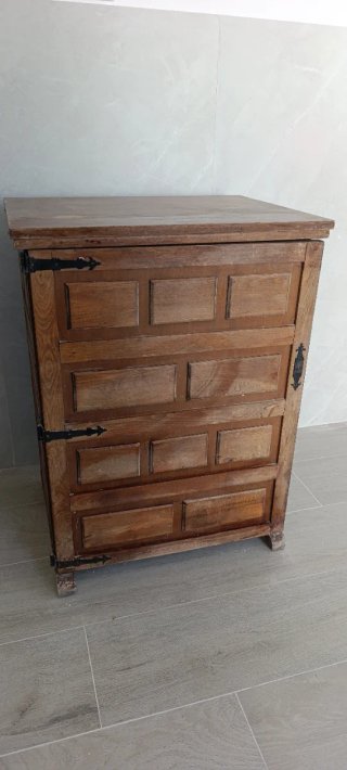 Máquina de coser antigua en mueble de madera