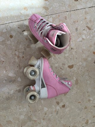 Patines de cuatro ruedas color rosa