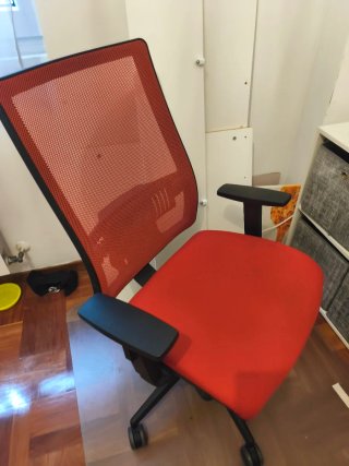 Silla de oficina ergonómica roja
