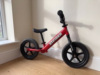 Bicicleta sin pedales Strider 12 Sport roja