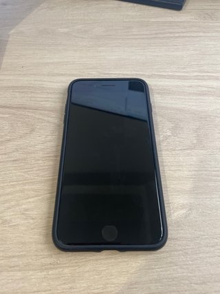iPhone 8 Plus gris espacial con funda