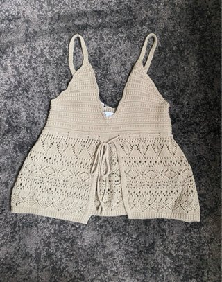 Top de punto beige abierto