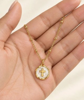 Collar Cruz  Esmalte Blanco.