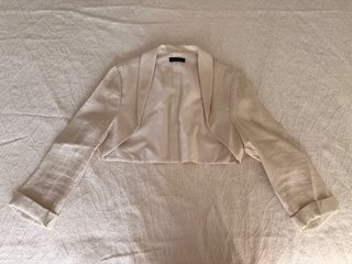 Chaqueta corta blanca perlada