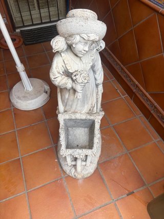 Jardinera de Piedra con Forma de Muñeca