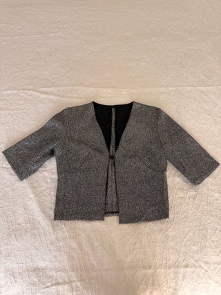Chaqueta corta gris manga tres cuartos