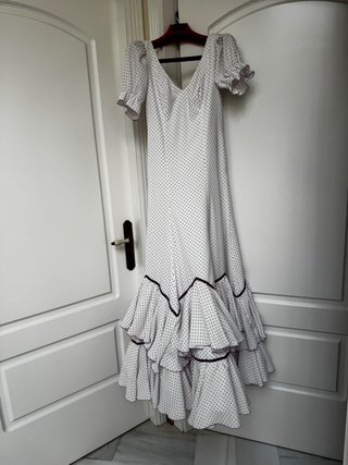 Traje flamenca blanco con lunares septiembre 2026