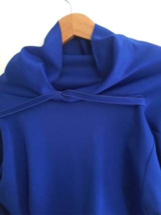 Vestido azul de jóvenes diseñadores
