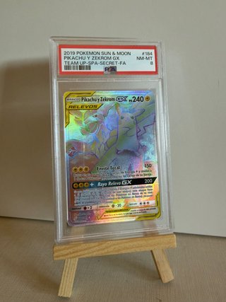 Carta Pokémon Pikachu y Zekrom GX PSA 8