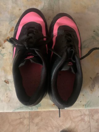 Zapatillas de fútbol sala negras y rosas