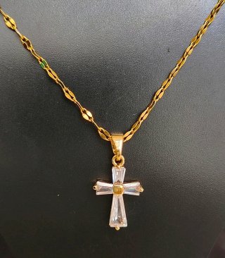 Collar con Cruz de Circonitas.