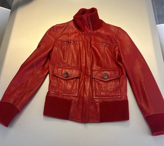 Cazadora de piel y punto roja