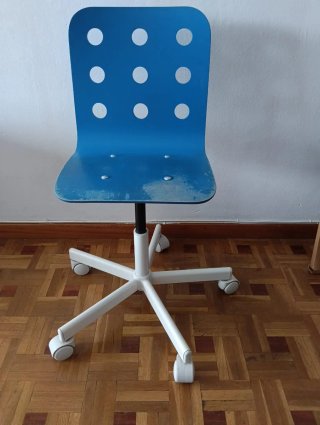 Silla de escritorio azul y blanca