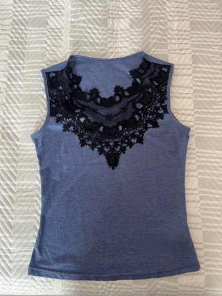 Blusa azul con detalle de encaje negro