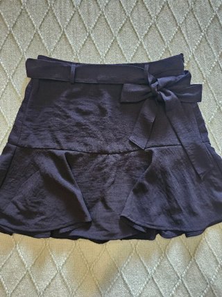 Falda pantalón Stradivarius negra con lazada