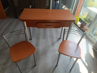 Mesa de Cocina Abatible y 2 Sillas