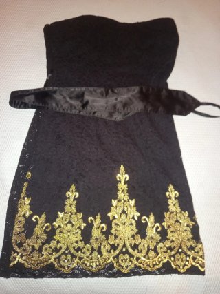 Vestido de fiesta negro con detalles dorados S/M