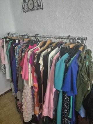 Lote de ropa variada: vestidos, pantalones, blusas