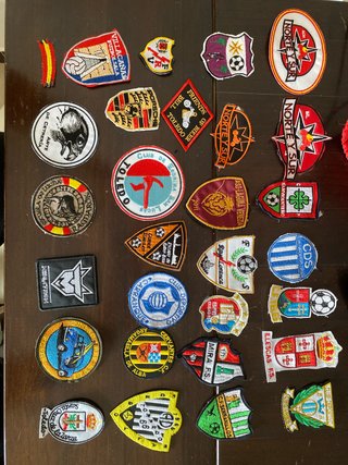 Colección de 28 Parches Bordados