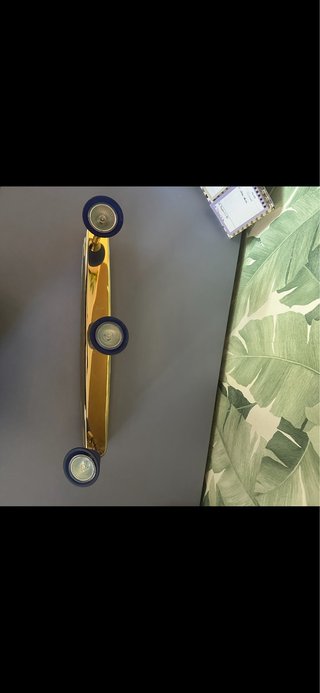 Lámpara de techo dorada con 3 focos azul