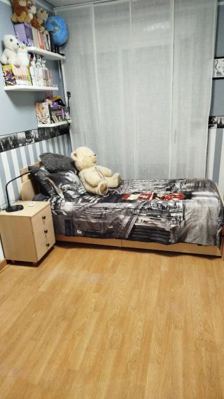 Cama con dos mesitas de pino