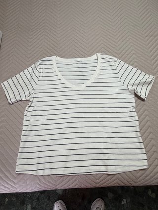 Camiseta de rayas con cuello en V